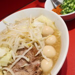 ラーメン二郎 - ラーメン半分＋ニンニク少し＋青ネギうずら