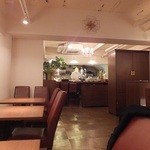 French Hana - 店内　イケメンシェフがチラッと見えました(’13.10月にて)