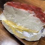 珈琲哲學 - 中はレアチーズと黄色がスポンジ　ほぼレアチーズ