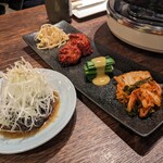 Wagyuu Horumon Ittougai Ushihachi - 黒センマイ刺し、モヤシナムル、梅干しキムチ、ネギの辛子味噌、白菜キムチ