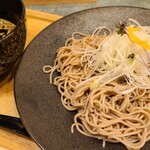 Soba Musou - もり蕎麦(税込680円)
                        皿に盛られた蕎麦に白髪葱が載り、つゆ【温】は白胡麻を散らしてあります
                        蕎麦はハリがありツルツルと食べれるタイプ
                        つゆ等に少し捻りを入れた感じ、蕎麦粉は6~7割くらいかな？