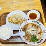 Daifuku - ラーメン定食【しょうゆラーメン・餃子8ケ•ライス・漬物(苦手のため抜き)】　1,000円