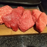 銀座のステーキ - 焼く前に肉を見せてくれます