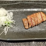 銀座のステーキ - カメノコかシキンボだった気がします。付け合わせの玉ねぎスライスに水菜がちょうどいい