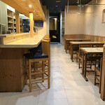 うお市 - カウンター、テーブル席