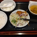 Chinka Shisai - 無料サービスの唐揚げとサラダ、スープ、杏仁豆腐。定食以外は有料の御飯を間違えて取ってしまった。