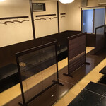 うお市 - 奥に広い座敷有