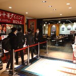 Chinka Shisai - 開店は午前11時30分、開店5分前の店舗前の様子。