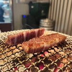 炭火焼肉ホルモンさわいし - 特選ハラミを焼く