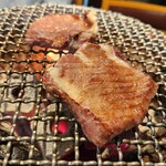 炭火焼肉ホルモンさわいし - 特選タンを焼く