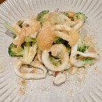 カデルムーロ - 小ヤリイカとブロッコリーのソテー カラスミ風味　拡大