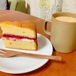 森のらくだ - 家でさっそくヴィクトリアケーキをいただきました。甘酸っぱくしっとりして美味しいです。
