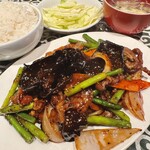 中国名菜処 悟空 - 牛肉とニンニクの芽ブラックペッパー炒め定食