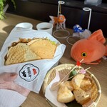 カフェ&ダイニングバー 金魚亭 - 金魚焼きそばサンド、長芋の唐揚げ