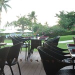 Tides - 店内から外。