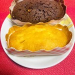 Gateau Yokohama - 奥がブラウニーで、手前がオレンジ。ブラウニーはチョコが濃厚。オレンジはピールがたくさん入っています！