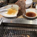明月館 - 親友さんに最後のお肉をリフトしていただきました♪