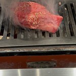 黒毛和牛ヘレ肉専門店 炭火焼肉 りきちゃん - スタッフさんが焼いてくれます