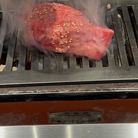 黒毛和牛ヘレ肉専門店 炭火焼肉 りきちゃん 北浜店 - スタッフさんが焼いてくれます