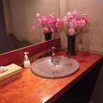 西蔵 - 洗面所にコスモス