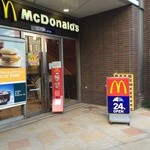 McDonald's - 2013/12 朝だったのか、ここの入口のドアは閉まっていました…後で判明したんだけど、このドアは終日閉まっているみたいだー