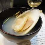 山猫軒 - クリスマスディナーは、いきなり６～７年物の巨大蛤の吸い物で度肝を抜かれます（以下写真１９枚２０１３年クリスマスディナー１１０００円）