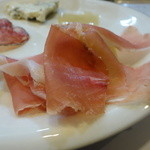 山猫軒 - 皆さん皿には手を付けず、ワインが注がれるのを待ちます