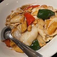 廣東料理 民生 ヒルトンプラザウエスト店 - イカとカシューナッツの辛味炒め