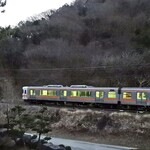 湯宿 梅ぞ乃 - 客室からの列車撮影（早朝）