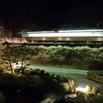 湯宿 梅ぞ乃 - 客室からの列車撮影（夜）
