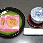 湯宿 梅ぞ乃 - 客室に用意されていた茶菓子等