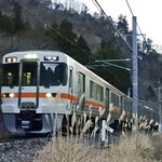 湯宿 梅ぞ乃 - 線路脇からの列車撮影（早朝）