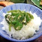 湯宿 梅ぞ乃 - 朝食（ご飯にオクラとモロヘイヤの和え物をのせて）
