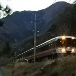 湯宿 梅ぞ乃 - 線路脇からの列車撮影（早朝）