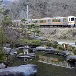 湯宿 梅ぞ乃 - 朝食会場からの列車撮影（朝）