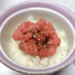 湯宿 梅ぞ乃 - 夕食（ご飯に鮪中落ちをのせて）