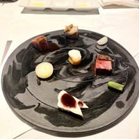 ザ・レギャン・トーキョー - メイン肉料理はブラックホールをイメージ★