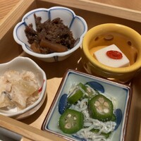 日本料理 からまつ - ニの重・小鉢4種(牛と牛蒡の時雨煮・数の子の粕漬け・シラスとオクラのネバネバ和え・絹ごし豆腐の句木の実乗せ)