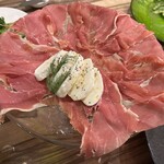 chichi cheese factory AND wine - 自家製モッツァレラチーズと生ハムの盛り合わせ