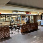 イタリアン・トマト カフェジュニア - 店の外観　※難波駅とはいえ、JR側なので、空いている
