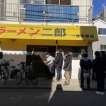 ラーメン二郎 - 店の外観です。並びは大人しい感じ。