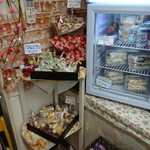 隠れ家ベーカリー パンのある暮らし - 陳列棚 焼き菓子・冷蔵庫 ドリンク バラエティサンド