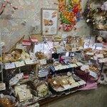 隠れ家ベーカリー パンのある暮らし - 陳列棚 食パン・菓子パン・惣菜パン・焼き菓子