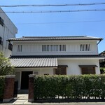 middle - イタリア領事の元私邸をリモデルされた素敵な建物が目を惹きます☆