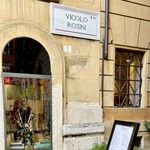 Poldo e Gianna Osteria - Vicoloとは路地という意味で本当に細い小道を指します