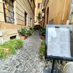 Poldo e Gianna Osteria - こんな細い路地の手前にメニューだけ出ている店がこんなに人気とはちょっとした驚きです