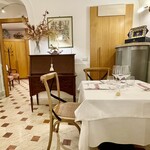 Poldo e Gianna Osteria - テーブルも広くてゆったりした設えです
