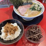 Iekei Kansai Oudou Ie Chokkei Gadouya - キクラゲ　トッピング漏れの別皿提供