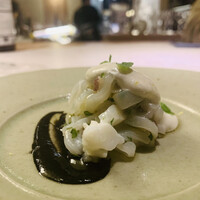 コングスト - ③ 館山産アオリイカのアップルミント+檸檬のマリネ、アホブランコ（アンダルシア地方のアーモンド+大蒜のソース）掛け