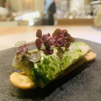 コングスト - ① コカ（スペインのパン？）、鰯のイタリアンパセリ酢漬け、アンチョビ+松の実ロースト+燻製バター、赤紫蘇芽のせ